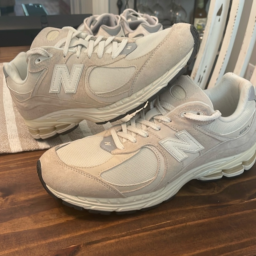 New Balance 2002 R “calm taupe”